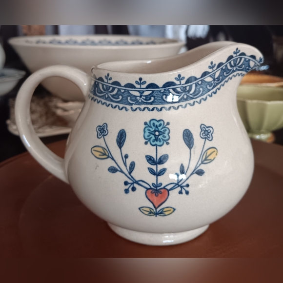 Vintage Johnson Brothers HEARTS and FLOWERS Old Granite Creamer - Picture 6 of 12